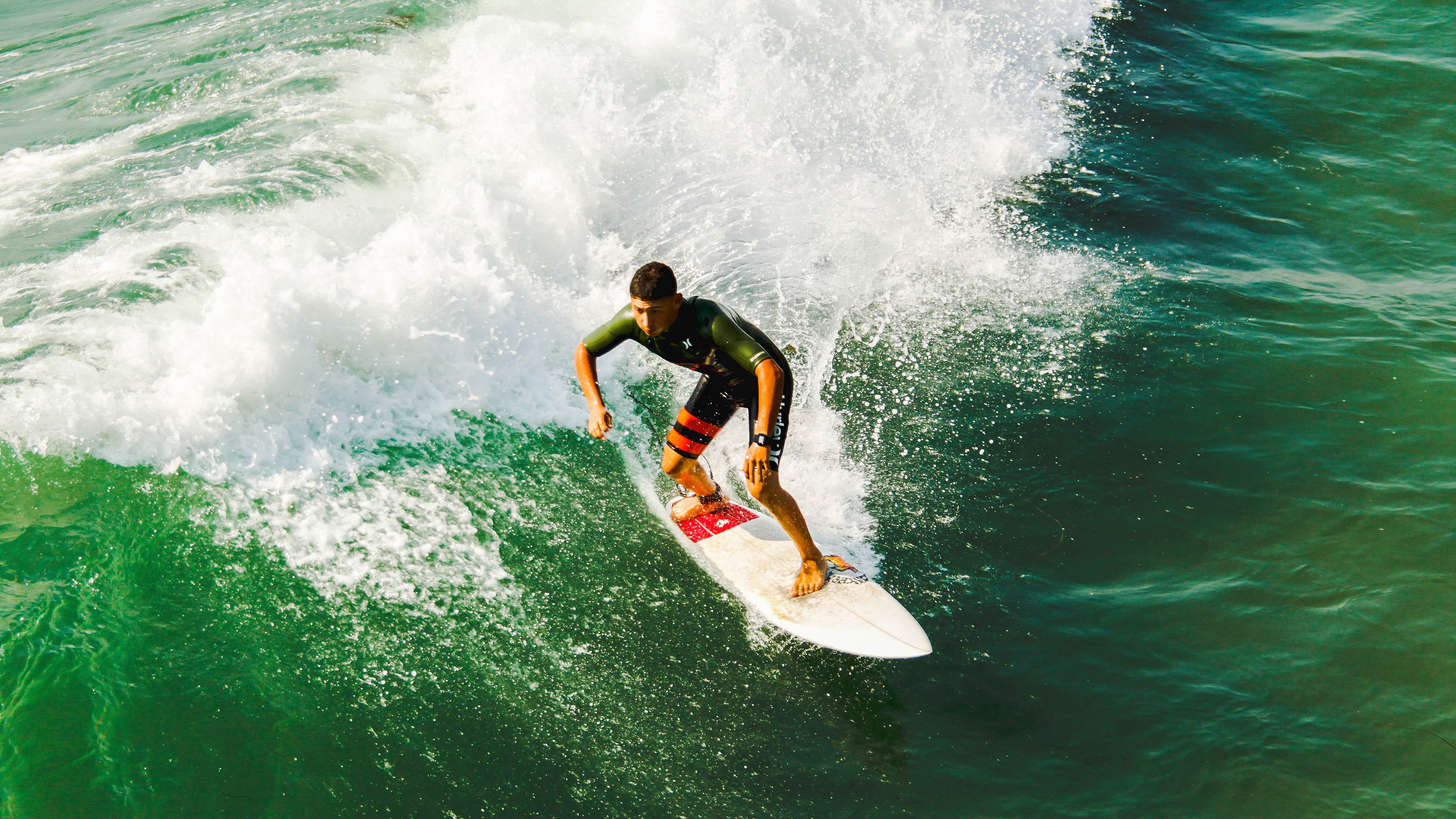 当欧文在F1赛道接管比赛，尼克斯在球场击溃黄蜂，体育的平行叙事